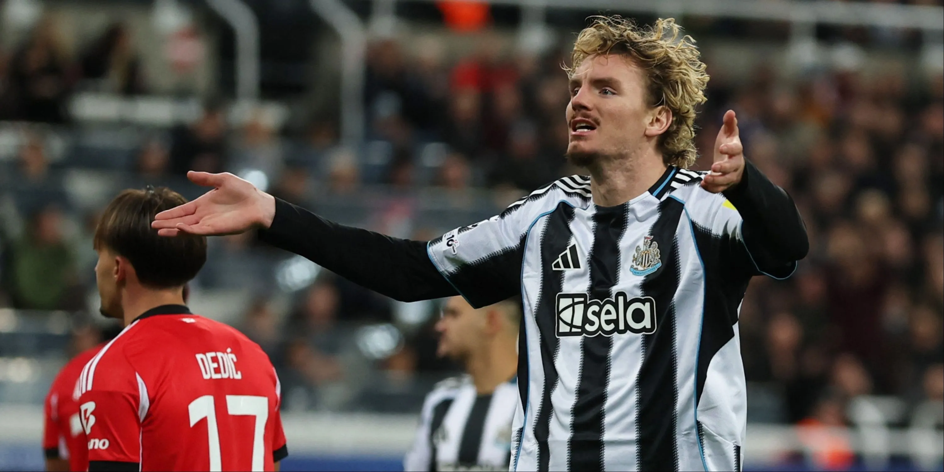 Woltemade trong màu áo Newcastle, tích cực tham gia phối hợp và tạo cơ hội