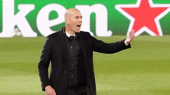 Zidane trên đường biên sân cỏ, biểu cảm suy tư giữa tin đồn trở lại Juventus và mục tiêu tuyển Pháp